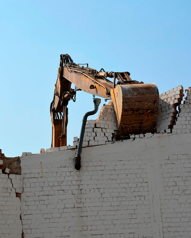 Demolição planejada e mecanizada de alvenaria com maquinário pesado Monsanta